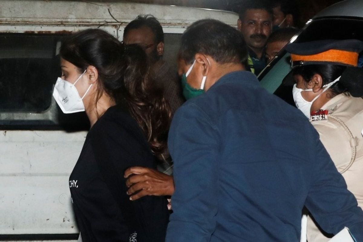 Aktris Bollywood Rhea Chakraborty ditangkap karena kasus narkoba
