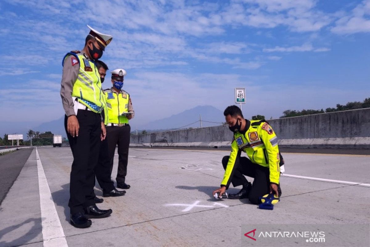 Polisi olah TKP kecelakaan beruntun di Tol Solo-Semarang