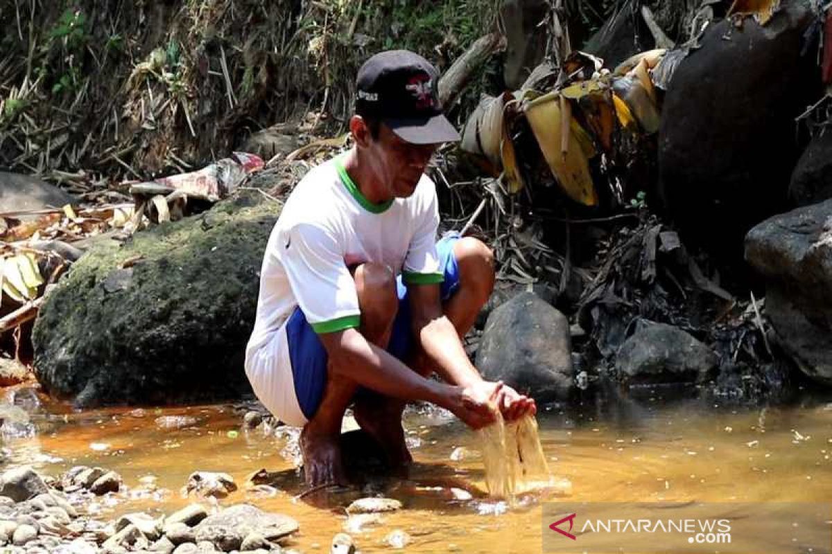 Warga Soropadan Temanggung keluhkan limbah pabrik tekstil cemari Sungai Elo