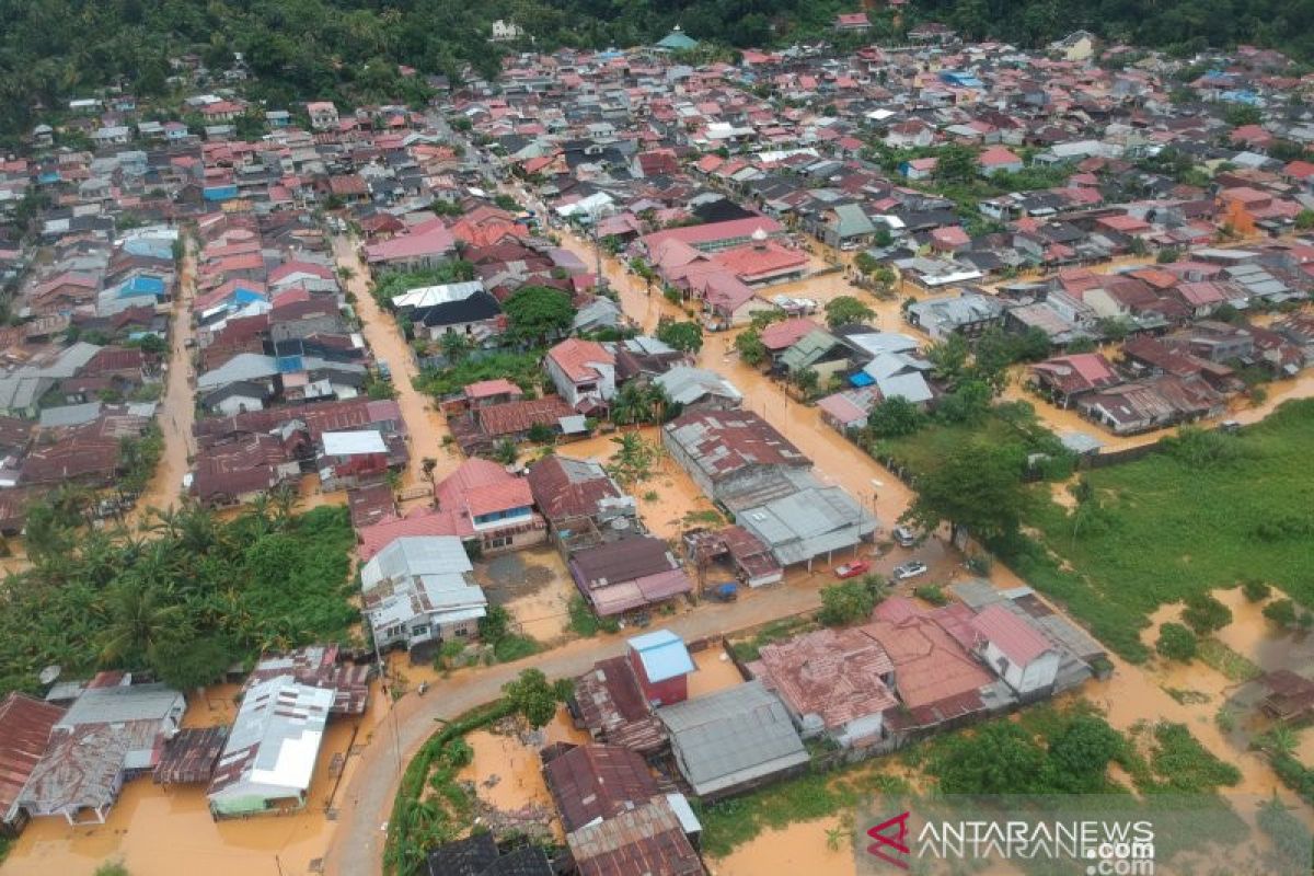 Petugas gabungan evakuasi tujuh warga di kawasan Banjir Jondul Rawang