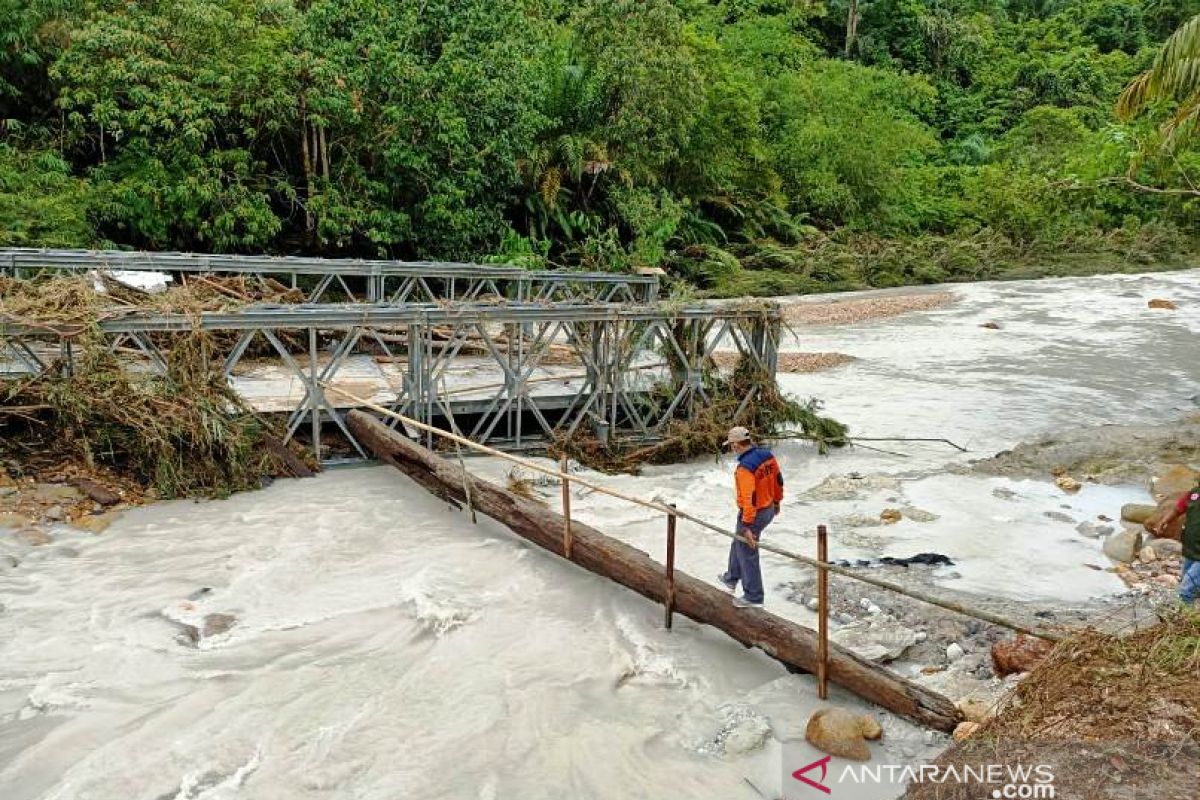 Aceh Singkil residents isolated following flood-hit bridge collapse