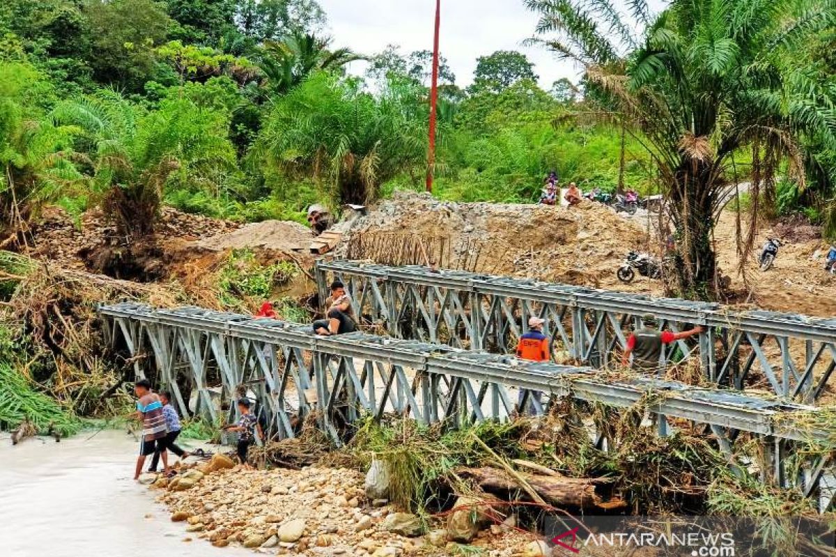 Ratusan masyarakat di Aceh masih terisolir akibat jembatan ambruk diterjang banjir