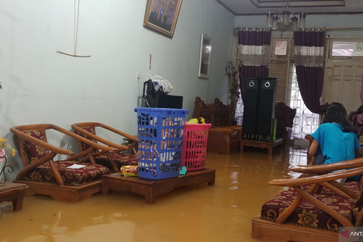 Berikut titik banjir dan longsor akibat hujan lebat disertai angin kencang di Padang