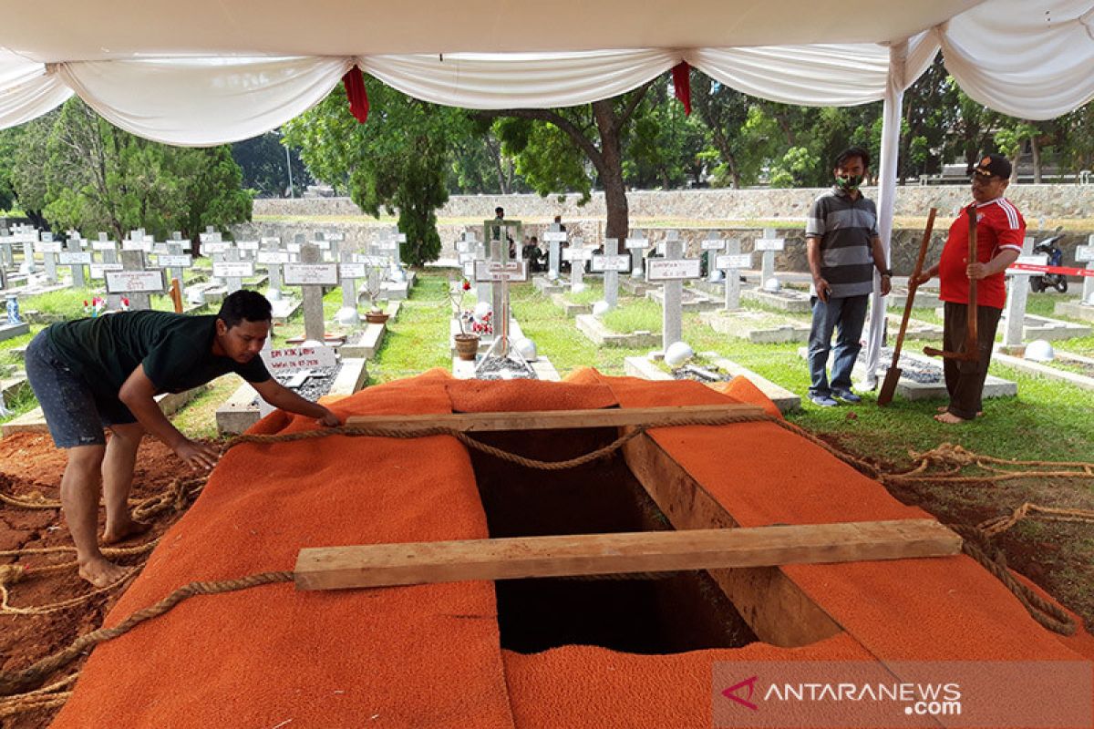 Jakoeb Oetama dimakamkan di Blok AA nomor 339 Taman Makam Pahlawan