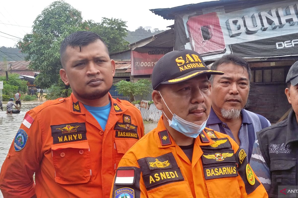 Petugas gabungan evakuasi tujuh warga di kawasan banjir Jondul Rawang Padang