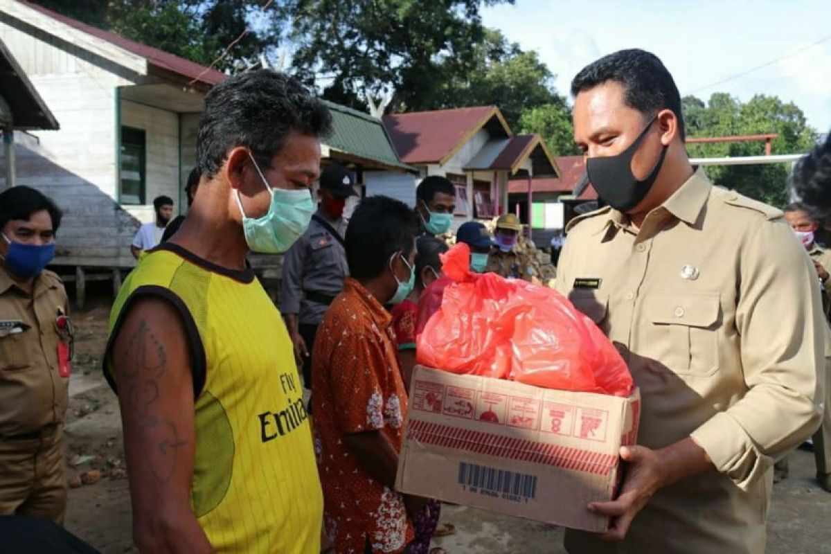 Bupati serahkan bantuan kepada warga terdampak banjir di Lamandau