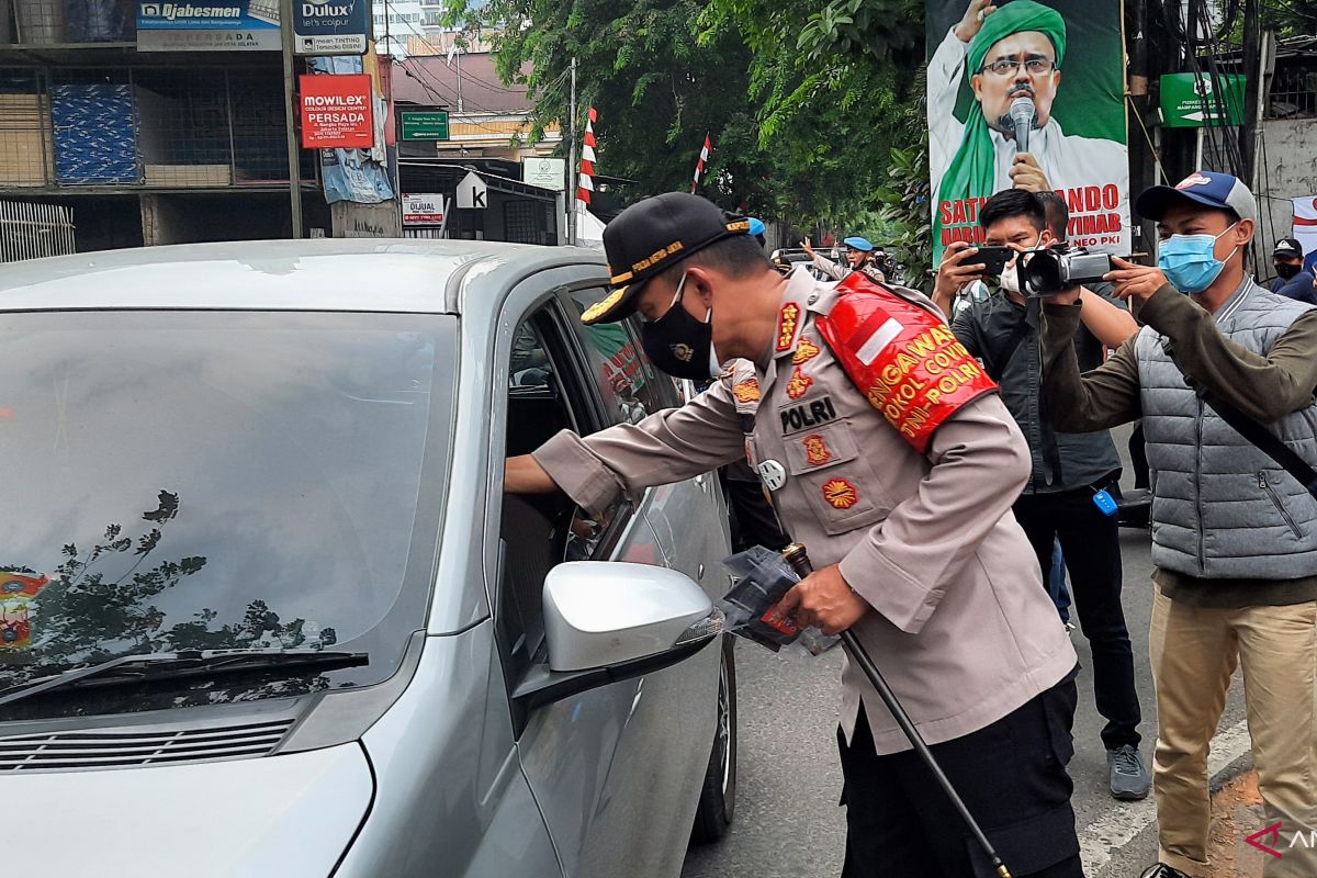 Polrestro Jaksel gandeng IDI bagikan masker dan vitamin ke masyarakat