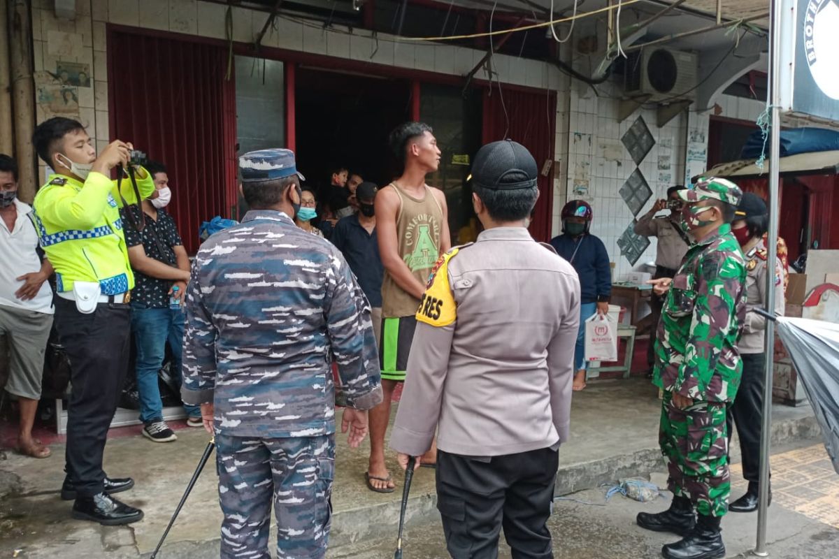 Pimpinan TNI/Polri membagi masker gratis di Sangihe