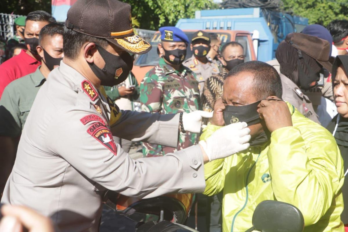 Kapolda Sulsel Irjen Merdisyam bagikan masker kepada pengguna jalan