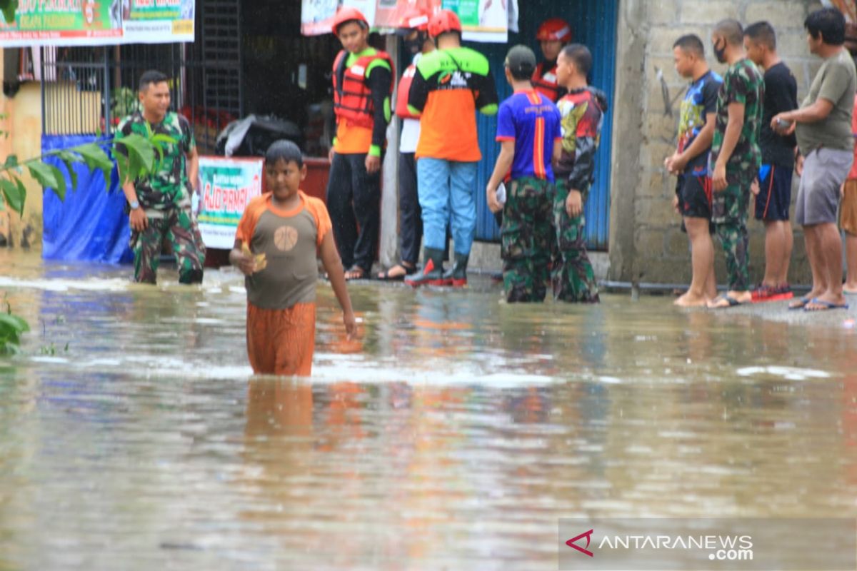Puluhan rumah TNI-AL di Padang ikut tergenang banjir setinggi satu meter