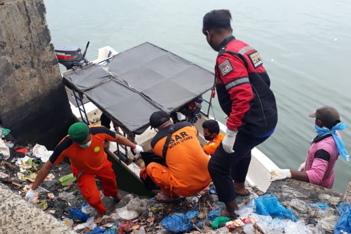 Mayat tanpa identitas ditemukan mengapung di laut Lhokseumawe