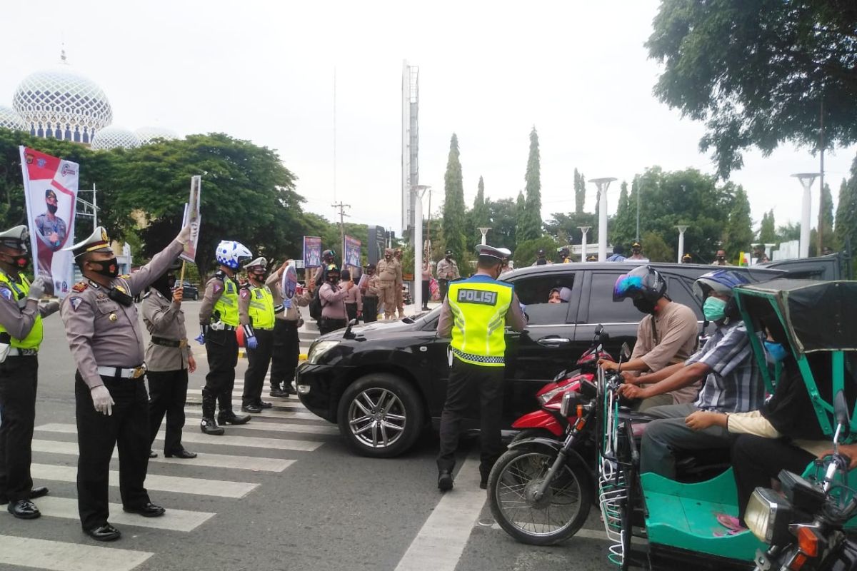 Polres Lhokseumawe bersama Forkompinda bagikan 10.000 masker tekan penyebaran COVID-19