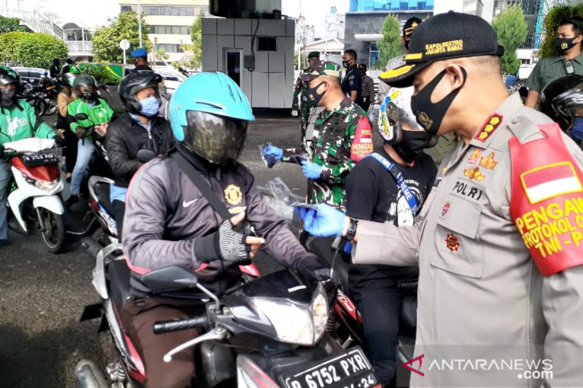 Jakarta Police distribute 5 million masks under public health campaign