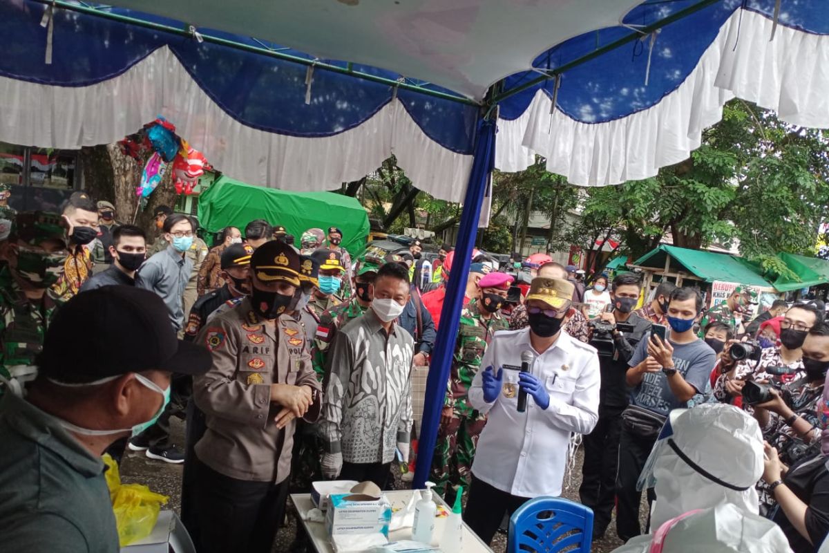 136 pengunjung pasar di Kota Pontianak di tes usap COVID-19