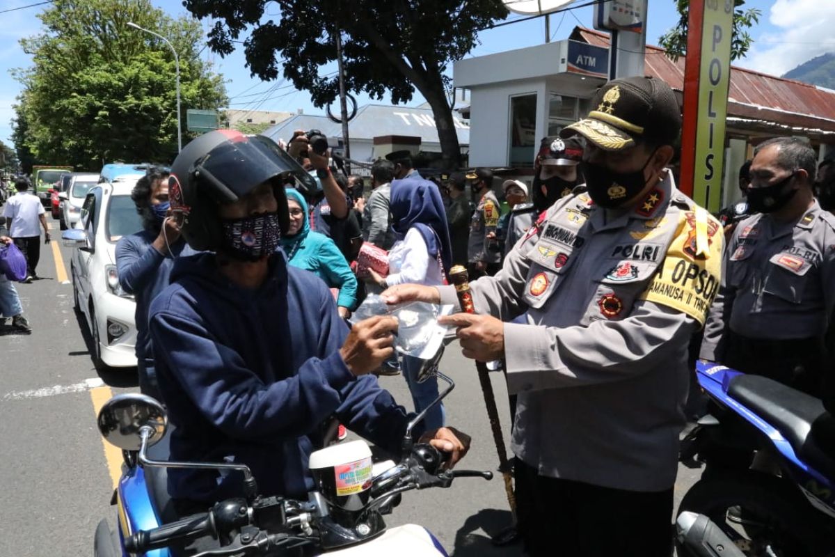 Polda Maluku Utara bagikan 190.000 masker ke warga