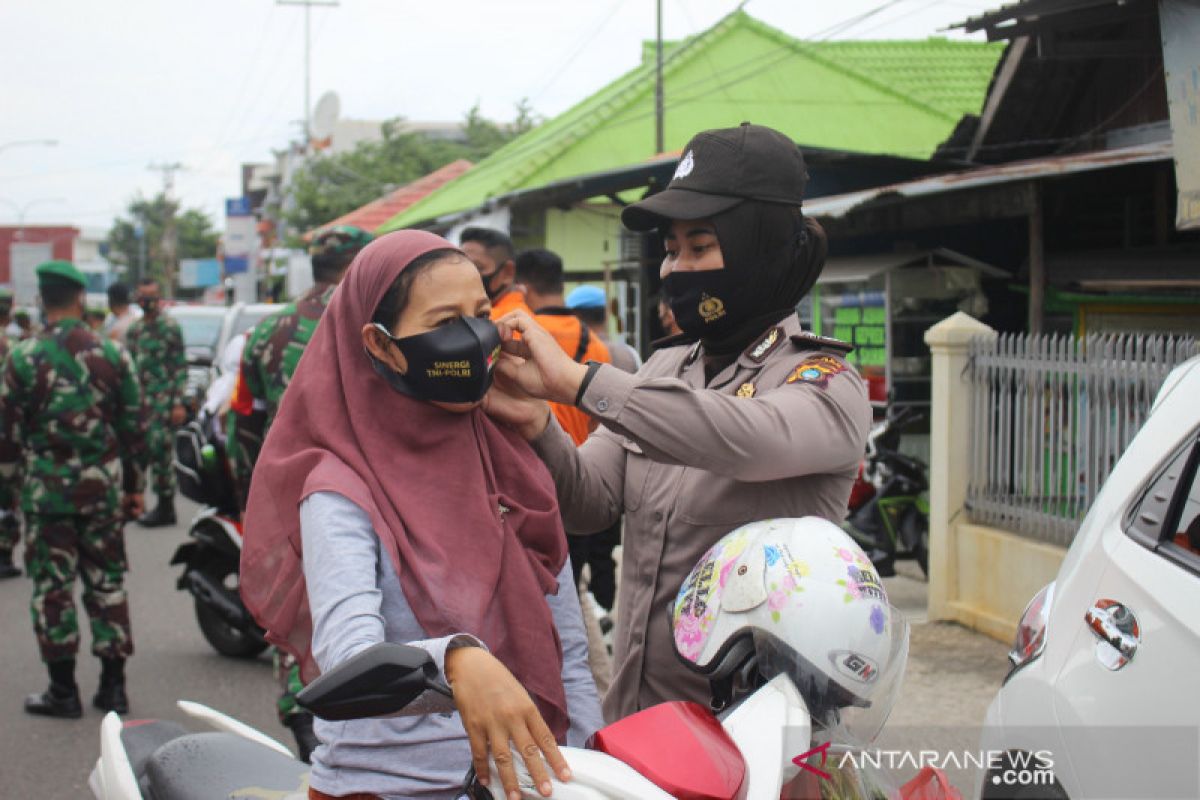 Polres Bangka Barat bagikan 30.000 masker kain gratis
