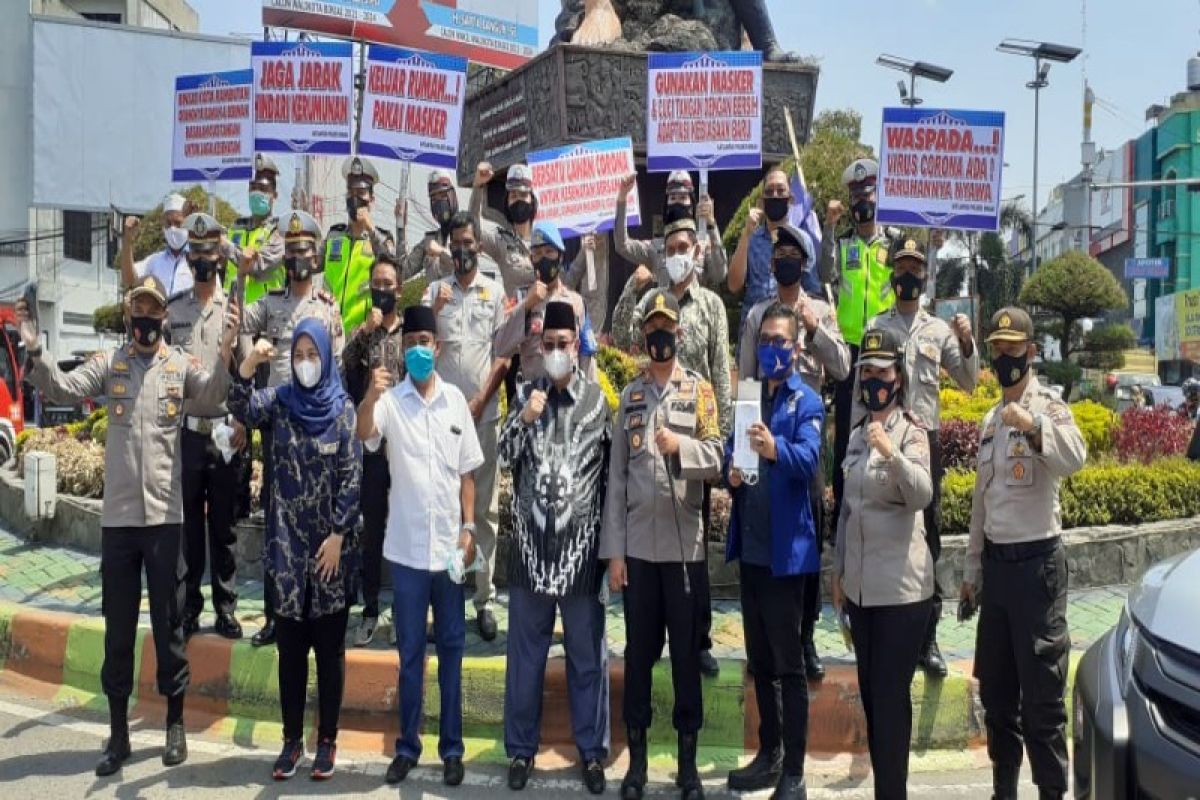 Kapolres bersama calon Wali Kota Binjai bagikan masker