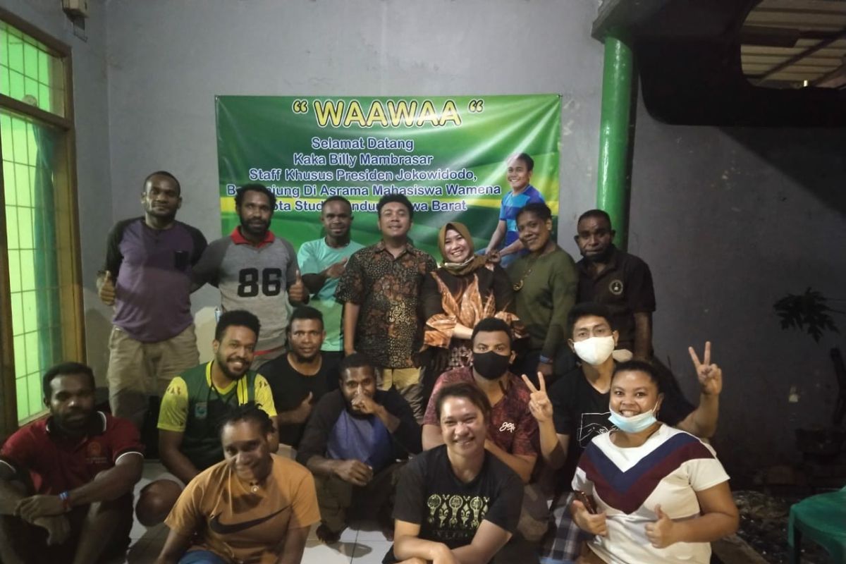 Stafsus Presiden Billy Mambrasar sumbang gaji untuk pasang Wifi di asrama Papua