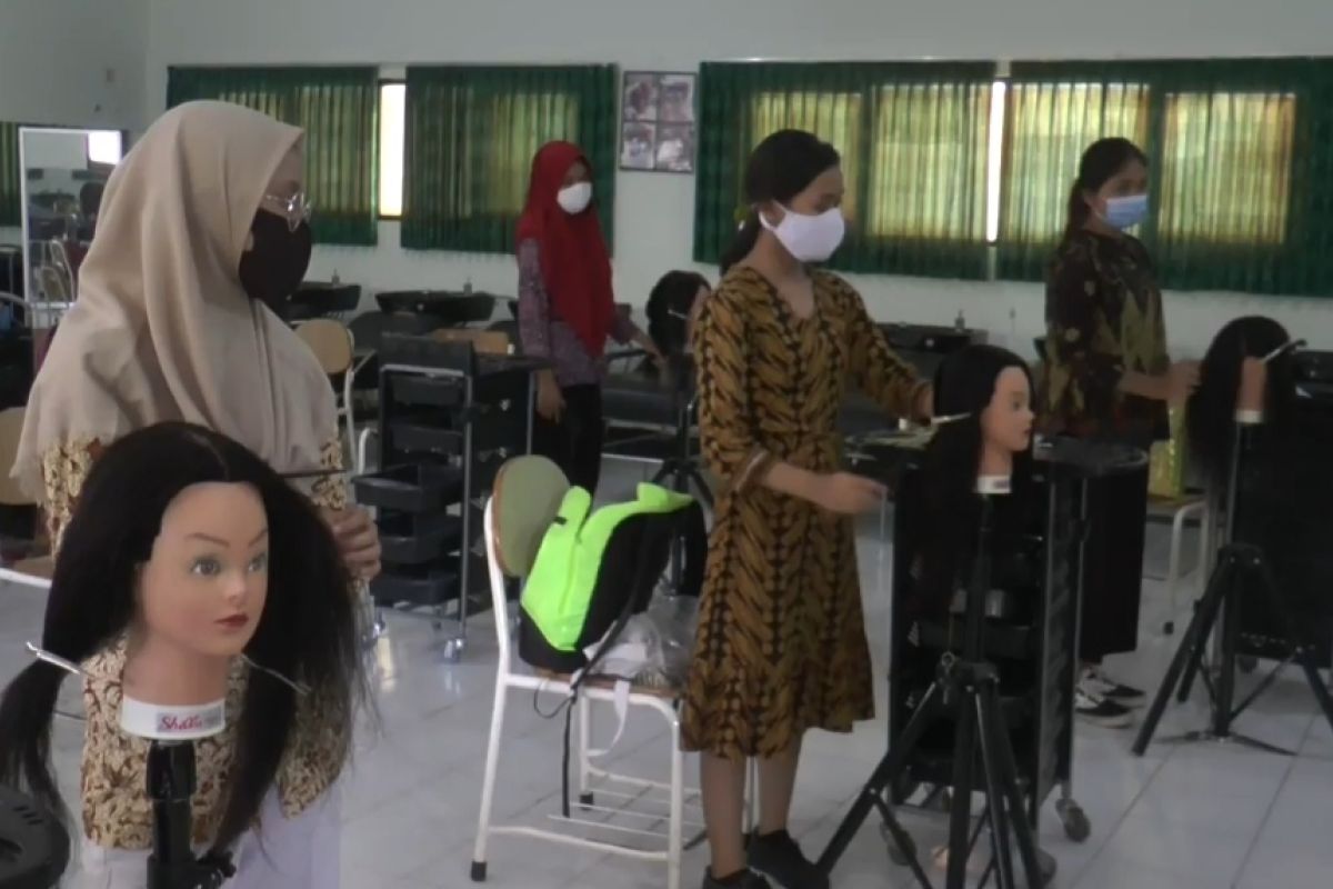 SMKN 6 Surabaya gelar simulasi pembelajaran praktik bersama siswa