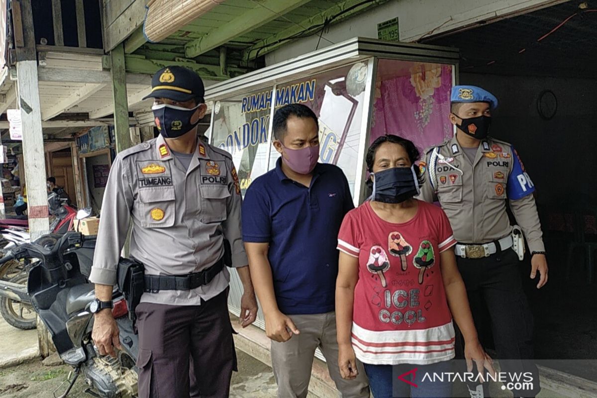 Ketua PKB Inhu dampingi polisi bagi masker gratis