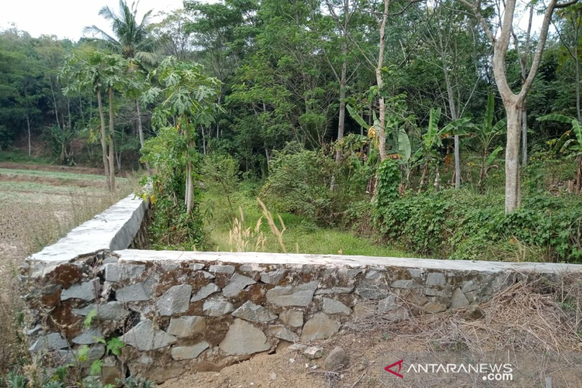 Beberapa embung untuk mengairi sawah di Karawang mengering