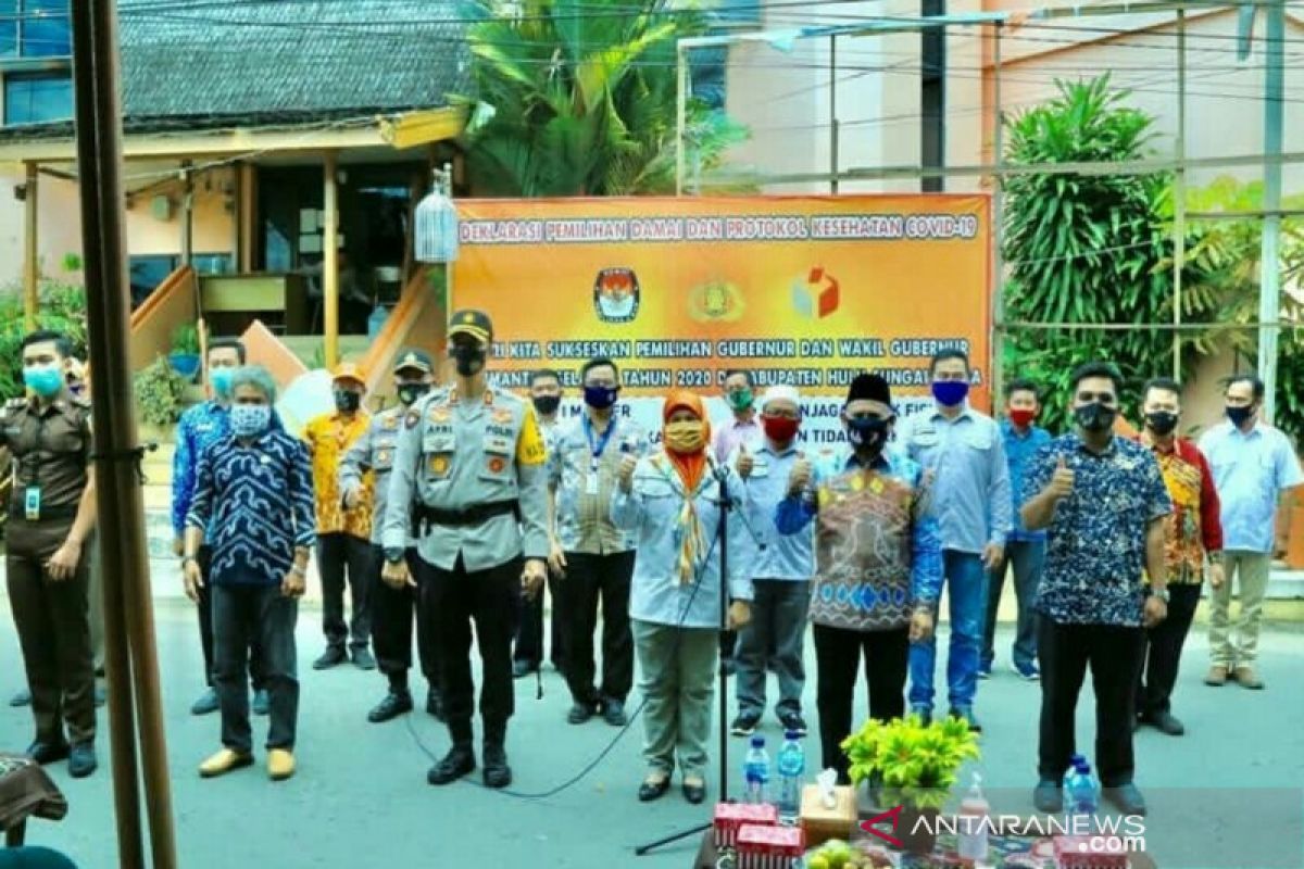 Deklarasi Pilkada damai ditandai pembagian masker