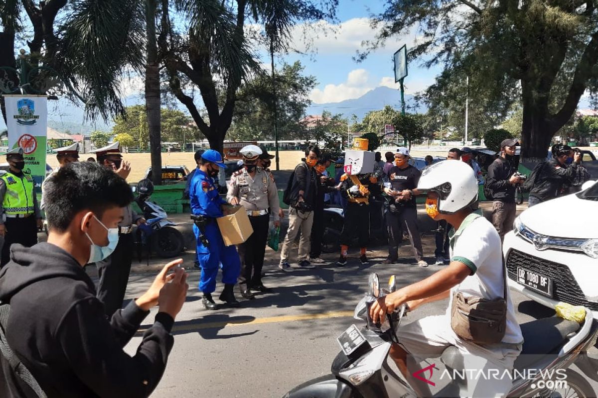 Polres Lombok Utara membagikan 1.300 masker kepada masyarakat