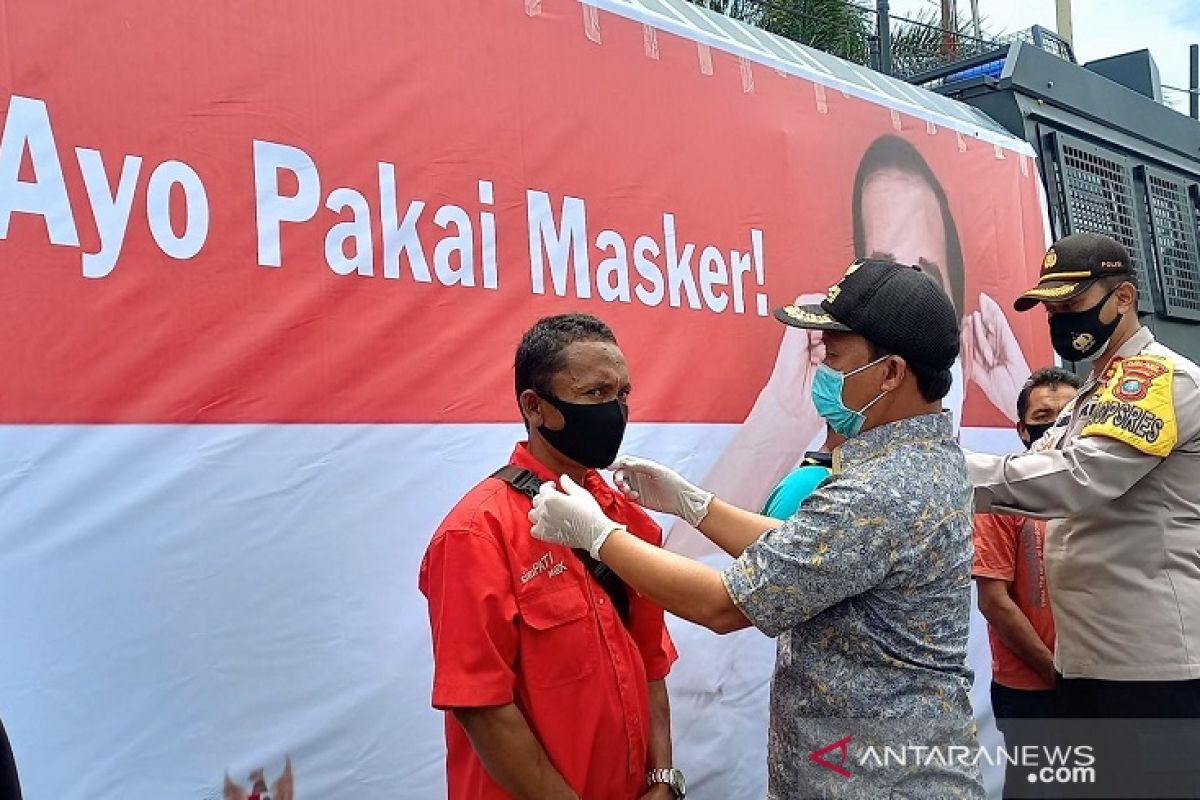 Kampanye serentak pakai masker, Kapolres Tapteng pakaikan masker ke warga