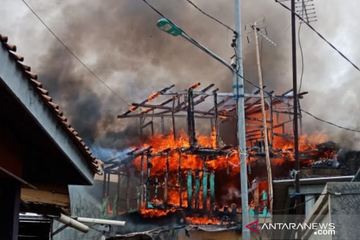 Damkar Jakarta Timur kerahkan 17 unit armada ke Pasar Sulton Cakung