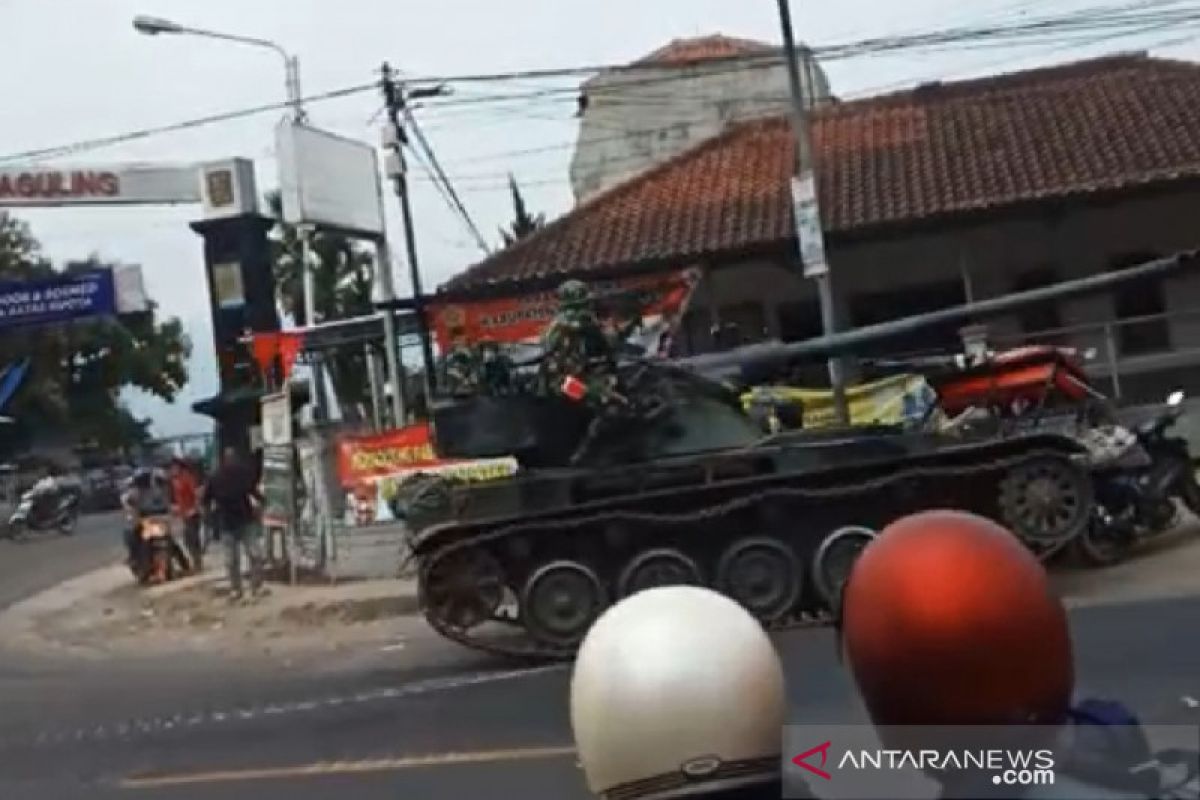 Sebuah Tank  milik TNI tabrak gerobak dan empat sepeda motor di Bandung Barat