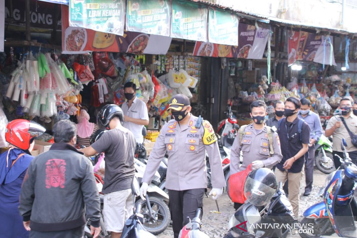 Pemkot Singkawang bagikan masker secara serentak