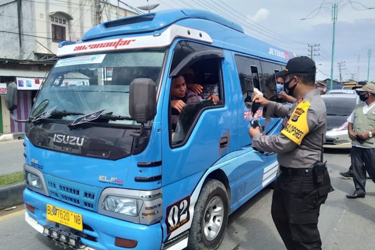 Cegah penyebaran COVID-19, polisi Aceh Timur gratiskan ribuan masker