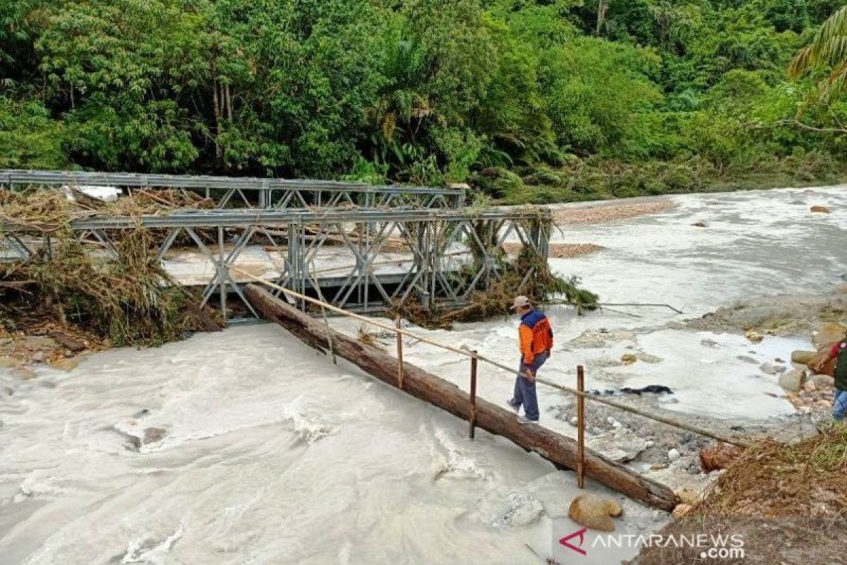 Satu buah jembatan di Aceh Singkil ambruk diterjang banjir