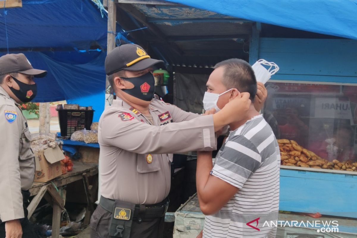 Polisi Kolaka bagikan masker untuk memutus mata rantai COVID-19