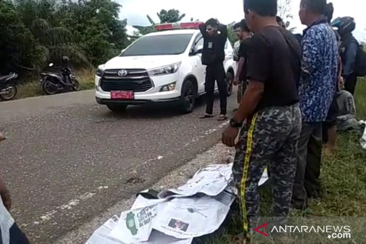 Seorang pelajar pengemudi sepeda motor meninggal  tabrak samping truk, rekannya luka berat