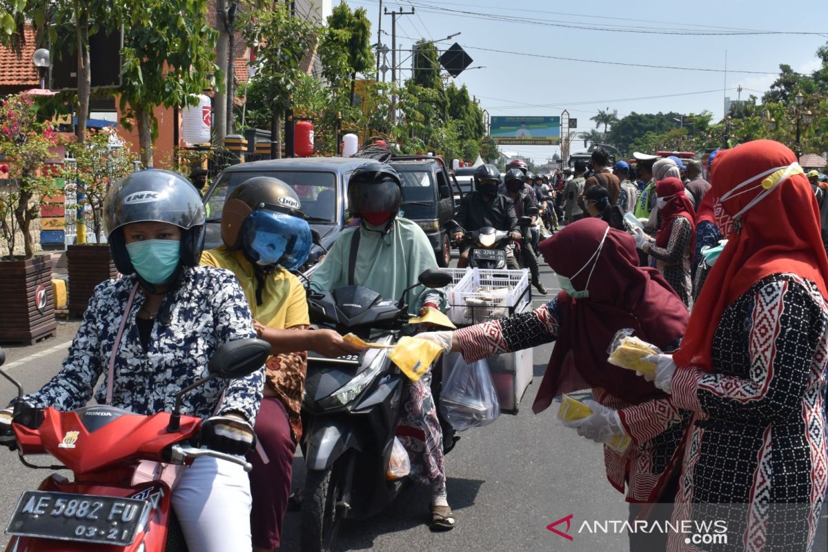 Tim gabungan bagikan 10 ribu masker kepada warga Kota Madiun