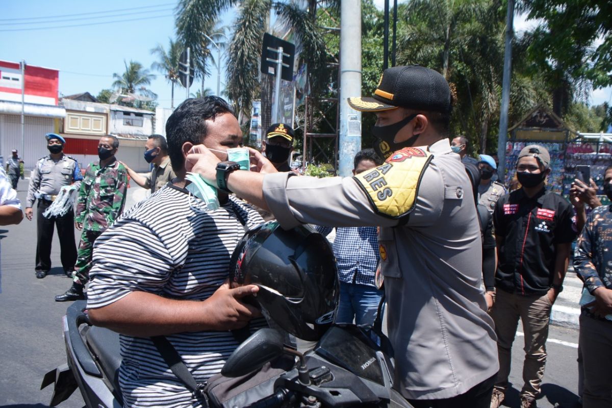 Kampanye protokol kesehatan, Polres Situbondo bagikan ribuan masker