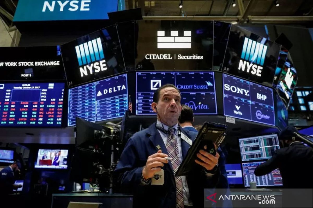 Wall St ditutup menguat setelah pejabat Fed redakan ketakutan bank