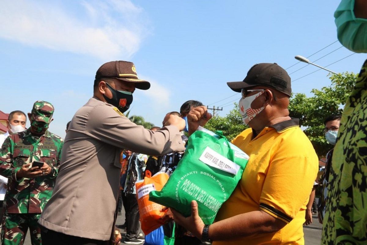 Polresta Deli Serdang bagikan 100.000 masker kepada  masyarakat