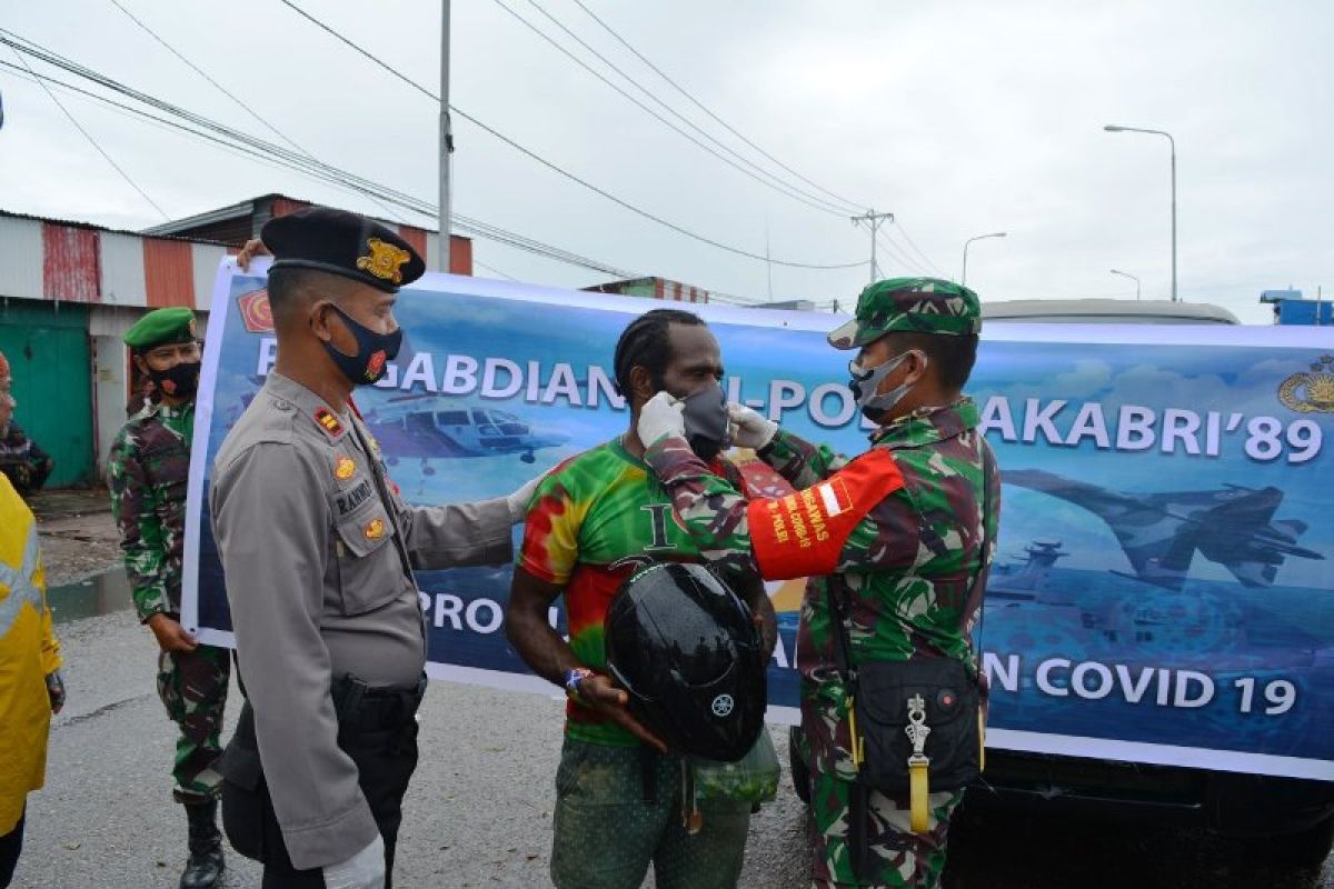 Prajurit TNI-Polri Timika bagikan masker kepada warga