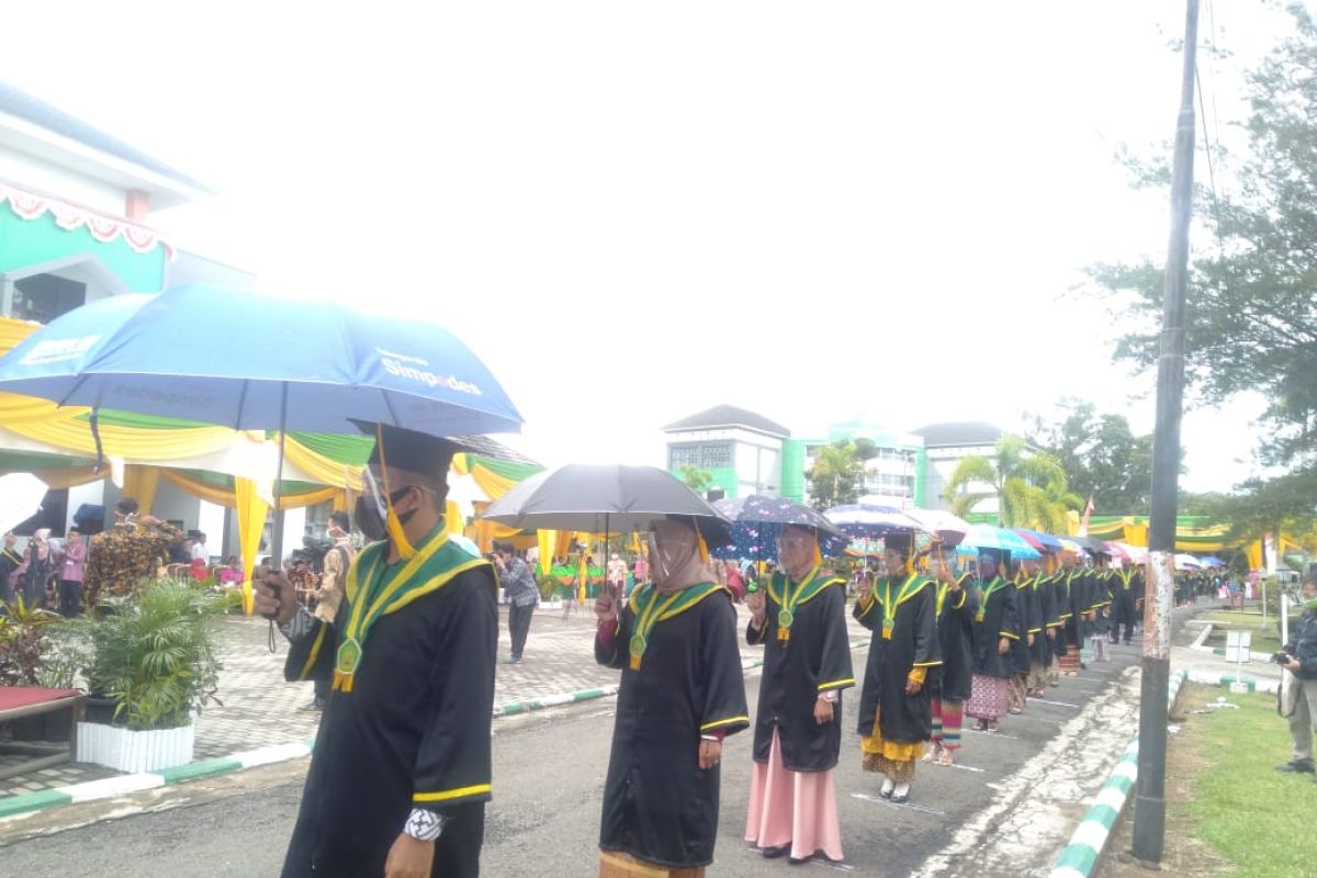 Ratusan mahasiwa IAIN Bengkulu jalani prosesi wisuda di lapangan terbuka