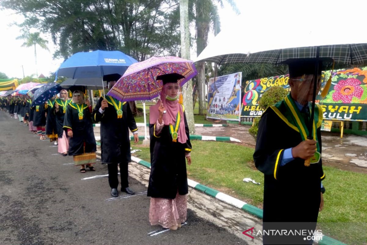 Wisuda mahasiswa IAIN Bengkulu digelar di lapangan terbuka