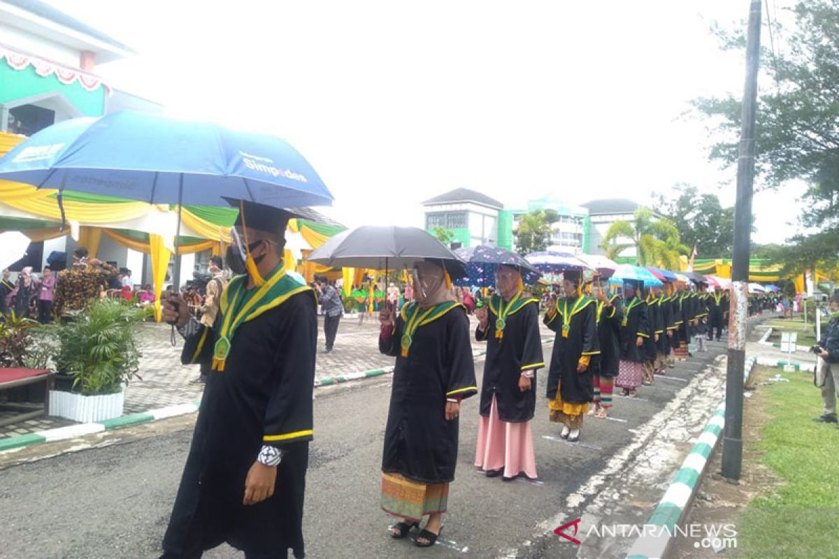 Ratusan mahasiwa IAIN Bengkulu diwisuda di lapangan terbuka