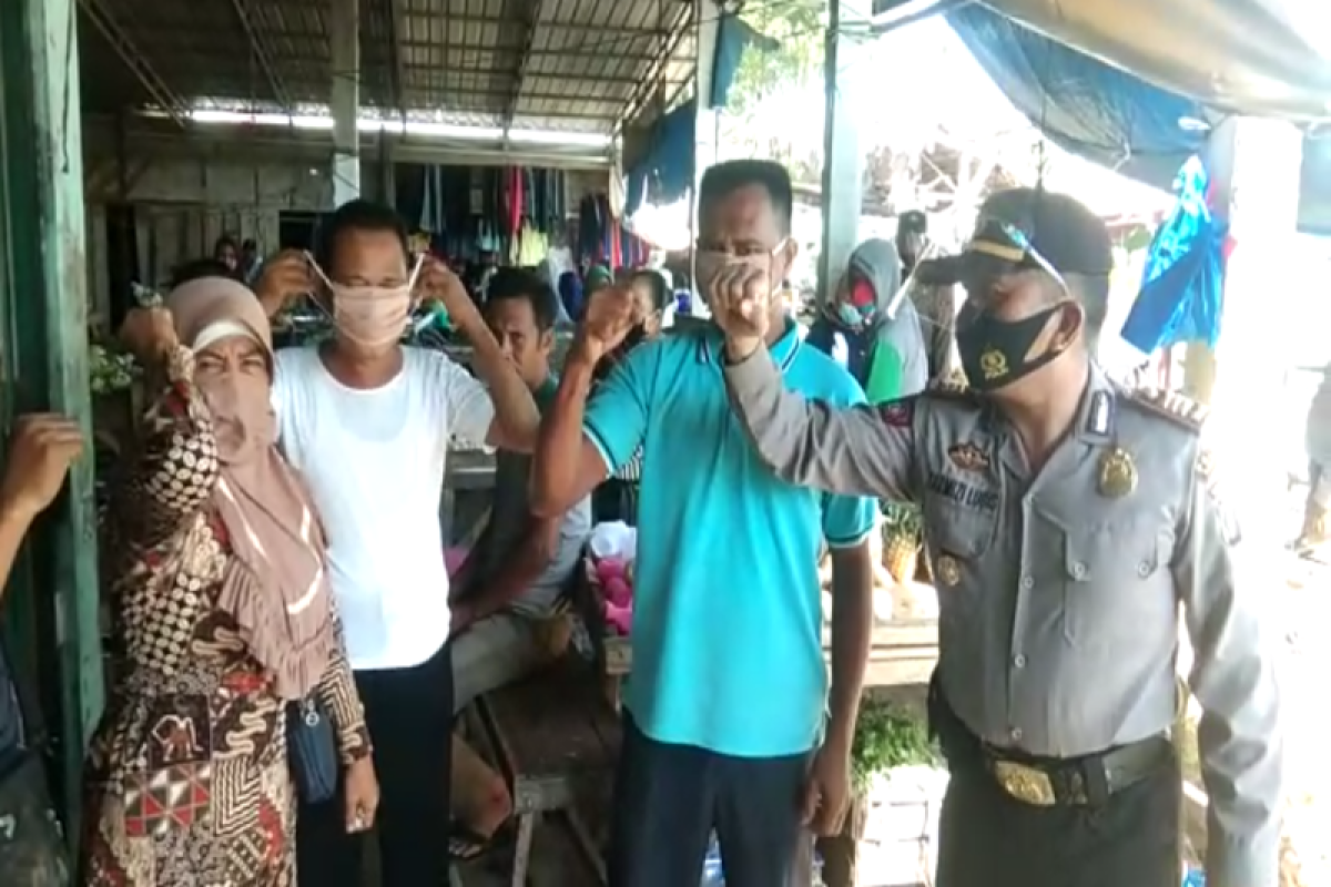 Polsek Padang Tualang Langkat bagikan masker di tiga pusat keramaian