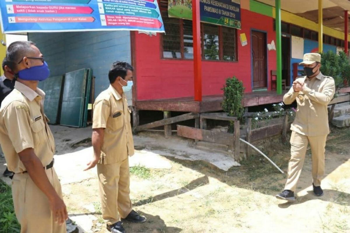 Bupati temui para kepala sekolah di Bulik Timur