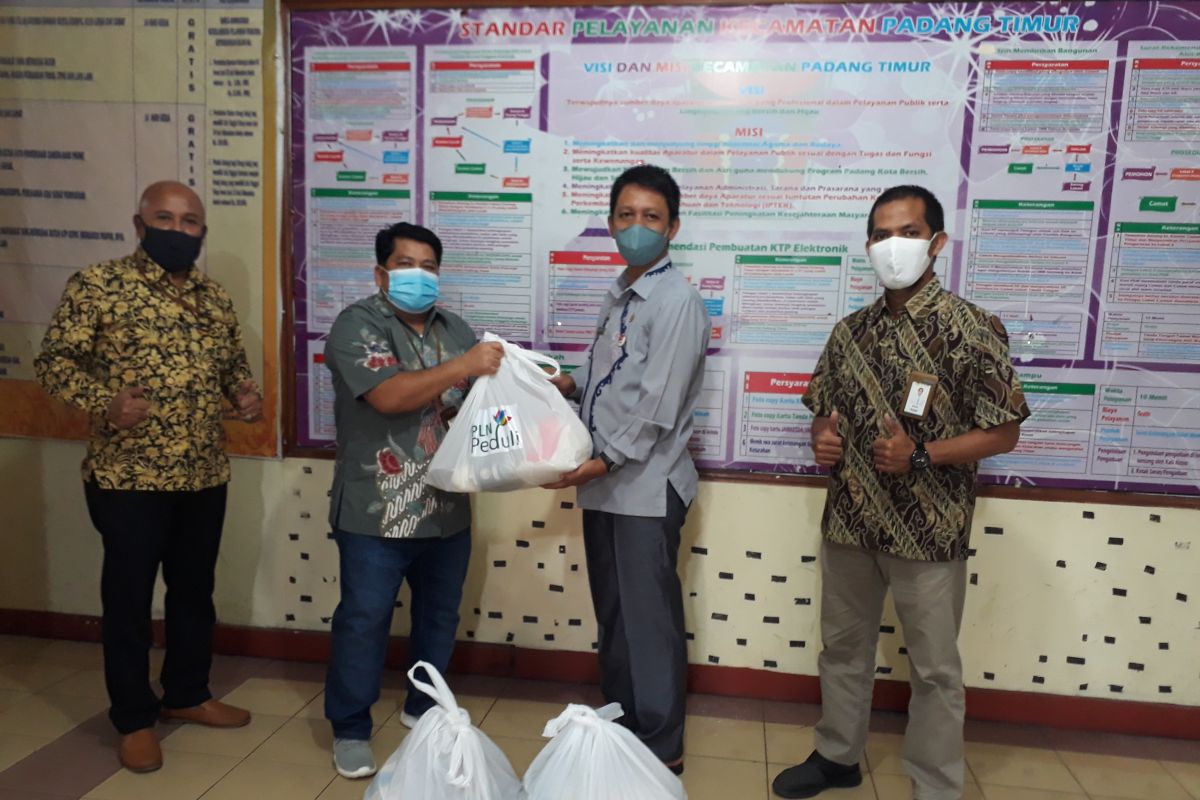 PLN Peduli serahkan 1000 paket sembako kepada masyarakat