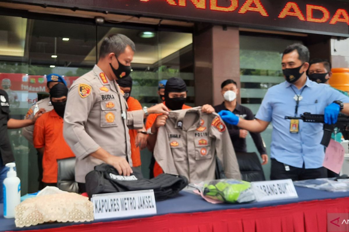 Polrestro Jaksel tangkap tiga polisi gadungan pelaku pencurian