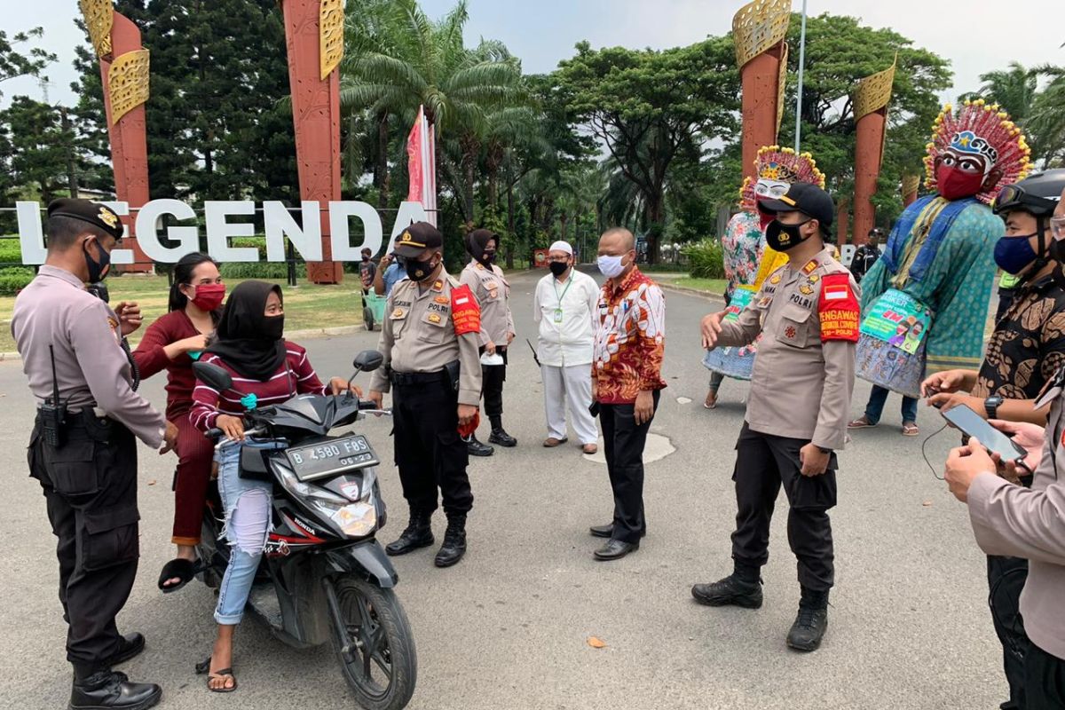 Petugas kepolisian Bekasi bagikan 1.000 masker ke warga Tambun