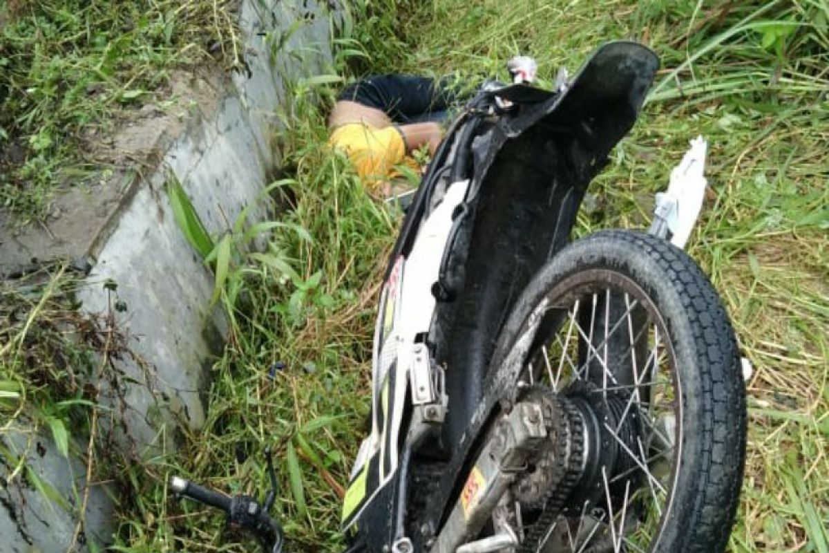 Tabrak tiang dan hantam tembok rumah, pengendara motor tewas