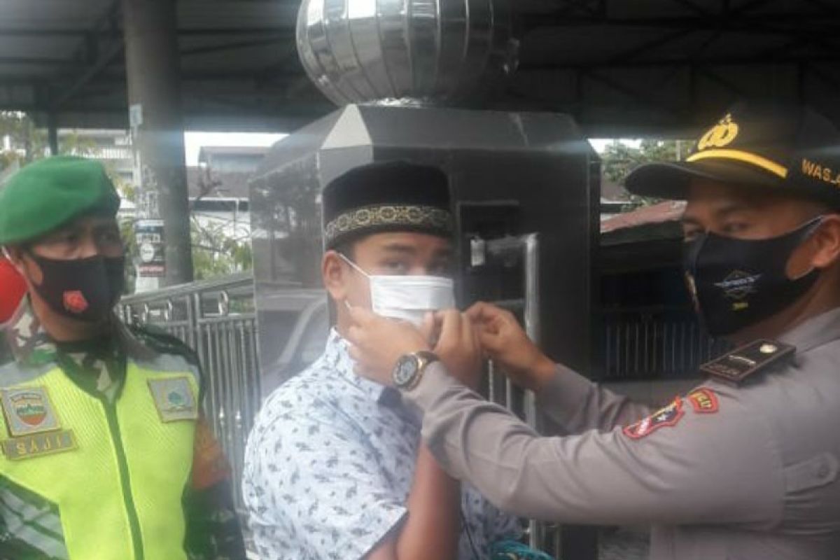 Siswa Setukpa Polri bagi masker di Pematangsiantar